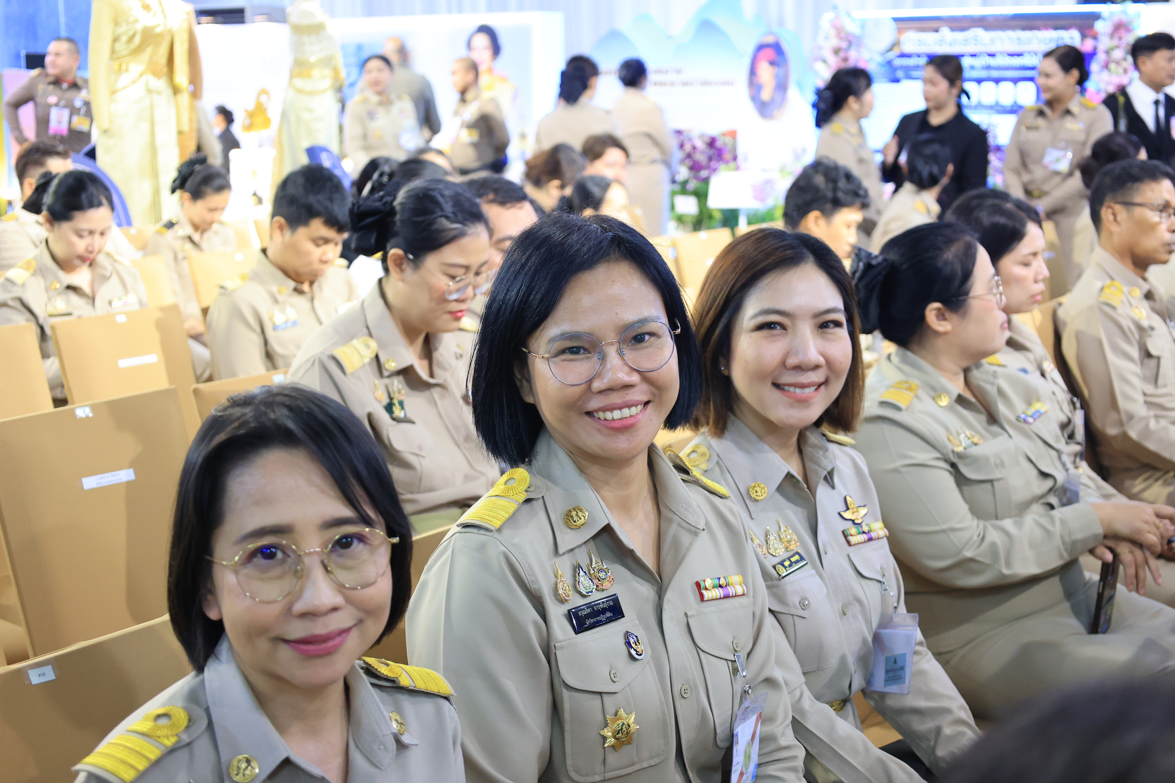 title - สำนักงานการปฏิรูปที่ดินเพื่อเกษตรกรรม ร่วมเฝ้าฯ รับเสด็จ สมเด็จพระกนิษฐาธิราชเจ้า กรมสมเด็จพระเทพรัตนราชสุดา ฯ สยามบรมราชกุมารี เสด็จพระราชดำเนินไปทรงเปิดงานเทิดพระเกียรติและน้อมรำลึก ในพระมหากรุณาธิคุณของสมเด็จพระนางเจ้าสิริกิติ์ พระบรมราชินีนาถ พระบรมราชชนนีพันปีหลวง “ภูษา ธัญญา ราชินี”